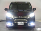ハロゲンより明るく、より遠くまでさらなる安心感のあるLEDヘッドライトを採用。照射軸の上下方向を自動調整するオートレベリング機構、点灯忘れも防止できるオートライトコントロール機構付きです。