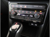 2ゾーンオートエアコン付きです!運転席側と助手席でそれぞれの温度調節が可能です!