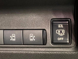 【ハンズフリー機能付き両側パワースライドドア】スライドドアの下に足先を入れてすぐ引くと、自動的にスライドドアが開閉します!荷物で両手がふさがった状態でも、ドアの開閉ができてとっても便利!