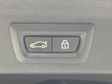 ●電動リアゲート:ワンタッチでリアゲートの開閉ができ、荷物などで両手が塞がっている状態でも簡単に開閉ができる便利機能です。