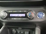 オートエアコン付車です。自動で温度と風量を設定する優れものです。