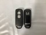 スマートキーを装備しています。鍵を差し込むことなくドアロックの開け閉めと、スタートボタン操作でのエンジンスタートができます。スペアキーも同じものを用意しております。
