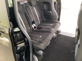 スライドドアだから、隣の車との距離が近い駐車場でも安心。チャイルドシートへの乗せ降ろしや、大きな荷物の積み込みもストレスなく行えます。