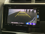 リバースギアに入れるだけで後方の表示へ切り替わります。夜間や雨の日の駐車も楽になりますよ。