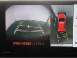 パノラミックビューモニター付きです。車両を上から見た様な映像を画面に表示。運転席からの目視だけでは見にくい、車両周辺の状況をリアルタイムでしっかり確認出来ます。