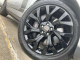 【21インチ(スタイル7001)7スプリットスポークホイール メーカーop価格￥209000】大口径21インチのホイールがレンジローバーのラグジュアリーとスポーティーを両立させます。