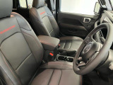 【フロントシート】広々とした空間はストレスを感じさせることなく、ゆったりとドライブをお楽しみ頂けます。シートヒーターを完備しておりますので、冬場も暖かくお過ごし頂けます。
