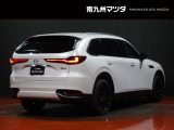 【CX-80】タフなSUVでありながら、より豊かで優雅な存在感を放つ3列SUVとしました。空間の豊かさと優美さを両立させたキャビン後半の造り込みによって、より高い車格とゆとりを感じさせるデザインになっています。