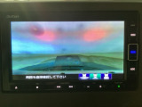 【バックカメラ】運転が苦手な方も車庫入れラクラクです!ギアをリバースに入れれば自動的に切り換わりますので、面倒な操作は不要です♪狭い駐車場もお車を傷つけず安心ですね!