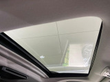 【サンルーフ】開放感たっぷりの希少装備、サンルーフが装着されています!車内に明かりを取り入れたり景色を楽しむ以外にも、車内の空気も簡単に換気できて快適です!