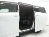 【両側パワースライドドア】両側パワースライドドア付きだから、狭い駐車スペースなどでの 乗り降りラクラク!小さなお子さまのいるご家庭には嬉しい装備。