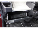 フルオートエアコン装備。温度を設定するだけで車内はいつも快適。