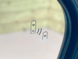 【ブラインドスポットモニター】走行中、ドアミラーの死角になりやすい箇所に後続車が接近するとサイドミラーのレンズに警告を表示!ドライバーに注意喚起をしてくれます。