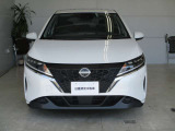日産らしさを引き立てる大きなVモーショングリル。バンパーはエアロ形状で空力を考え設計されています。