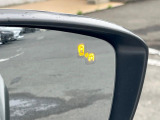 【ブラインドスポットモニタリング】走行中、ドアミラーの死角になりやすい箇所に後続車が接近するとサイドミラー付近に警告を表示、ドライバーに注意喚起をしてくれます。