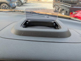運転に役立つ情報を前方の視線の先に焦点を合わせやすいように表示します。