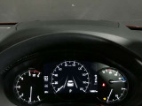 【アクティブ・ドライビング・ディスプレイ】フロントガラスにルートや車速などの情報を表示し、ドライバーの視線移動と、焦点調整の 時間をさらに短縮する事で、わき見のリスクを低減し ます。