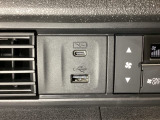 エアコン操作パネルの左側に、スマートフォンなどの充電可能なUSB端子と、音源などの外部入力の可能なUSB端子がついています。移動中に充電もできるので便利です。
