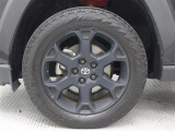 マットブラック塗装の18インチ専用アルミホイールが装着されています。タイヤサイズ225/60R18