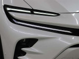 LEDの配光範囲を細やかに制御し、先行車や対向車に光が当たる部分だけを自動的に遮光できる「アダプティブハイビームシステム(AHS)」が採用されています。