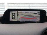 車両の前後左右にある4つのカメラを合成することで、まるでご自身のクルマを空から見ているような俯瞰での映像を映し出してくれます。バック時ももちろんのこと、前進時に視界の悪い交差点でも役に立ちますね。