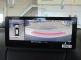 見えない部分の危険察知をサポートする360&deg;ビューモニター+フロントパーキングセンサーです。車両の前後左右にある4つのカメラを活用し、センターディスプレイの表示や各種警報音で定速走行時や駐車時に車両周