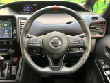 インテリアに合わせたデザインのステアリングは、運転される方のことも考え、運転しやすい形状、大きさです。是非一度、実際に触ってお確かめください。