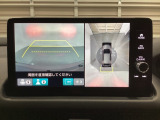マルチビューカメラシステム搭載車です。お車の周囲を全方位でカバーします。後方・前方・両脇と、コンディションが悪い視界でもカラーモニターに映し出した映像がドライバーをサポートします。