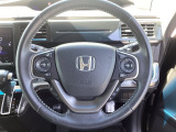 Hondaセンシング搭載ミリ波レーダーと単眼カメラで、クルマの前方の状況を認識。ブレーキやステアリングの制御技術と協調し、安心・快適な運転や事故回避を支援する先のシステムです