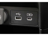 全列にUSBチャージャーを備えているので、モバイル機器の充電が可能です。