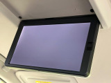 【フリップダウンモニター】大画面モニターで後席でもエンタメをお楽しみいただけます。小さなお子様にも大人気の装備です♪