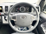 インテリアに合わせたデザインのステアリングは、運転される方のことも考え、運転しやすい形状、大きさです。是非一度、実際に触ってお確かめください。