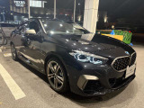 【BMWの伝統-1】BMWの特徴的な&ldquo;キドニーグリル&rdquo;は、80年以上続く伝統の形でございます。変わらないこだわりのデザインが、プレミアムブランド&ldquo;BMW&rdquo;を創り出します。
