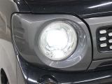 消費電力の少ないLEDヘッドランプを採用。豊かな光質と、自然光に近い光質で、夜間のドライブの安全をサポートします。