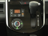 オートエアコンで暑い夏も寒い冬も快適な車内で運転出来ます。