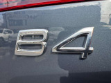 B4モデルはエンジンスタートが非常に静か。かつ発進時にもスターターモーターによるアシストがかかり滑らかで力強い走り心地です。プレミアムモデルにより相応しい仕上がりとなりました。