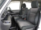 運転席と助手席は足元が繋がっているので自由に行き来しやすいので駐車場が狭いときでも助手席側からスムーズに乗り降りできて便利!