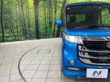【LEDヘッドライト】悪天候や夜間走行時も良好な視界を確保し安心して運転できる高輝度LEDヘッドライトを装備!点灯速度が早く、消費電力も抑えられています。