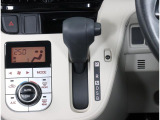 インパネシフトなので運転席と助手席の足元がすっきりしております。