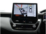 サイドクリアランスビュー表示中に、旋回時の運転操作に合わせて自動で車両を斜め後方から見たような映像を表示。