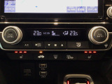 オートエアコンは左右席で独立温度コントロールが可能です。運転席はキンキンに冷やして助手席はマイルドにと言った設定が可能です☆暑さ寒さでケンカすることもなくなりますね♪