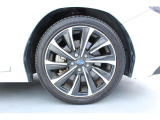 タイヤサイズは225/45R18 純正アルミホイール装着です!