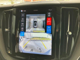 360&deg;ビューカメラ:車両の周囲に装備されている4個のカメラ(フロントグリル、左右ドアミラー、テールゲート)を使用して、車両を真上から見下ろしている画像を作成し、センターディスプレイに表示します。