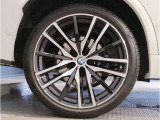 【BMWアロイホイル】軽量かつ強度に拘ったアロイホイル。走行性能ポテンシャルを引き出す設計。車の足元を引き締めてくれる大きなポイントはアロイホイルです。