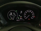 ハイブリット車専用のメーターです。右側の大型スピードメーターに加え、ステアリングスイッチを使って左のマルチインフォメーション・ディスプレイで燃費や動力伝達などの情報が見れるようになっています。