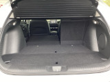 後席は分割可倒式で、用途に合わせてアレンジ可能。荷物の量や乗車人数に応じて柔軟に使える便利なシートです。