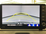【バックカメラ】運転が苦手な方も車庫入れラクラクです!ギアをリバースに入れれば自動的に切り換わりますので、面倒な操作は不要です♪狭い駐車場もお車を傷つけず安心ですね!