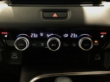オートエアコンは左右席で独立温度コントロールが可能です。運転席はキンキンに冷やして助手席はマイルドにと言った設定が可能です☆暑さ寒さでケンカすることもなくなりますね♪