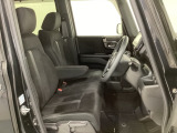 女性でも運転がしやすいように、シートの高さ調整機能(シートリフター)がついています。運転席と助手席の間が空いている為、助手席側への移動がスムーズです。交通量の多い道でも助手席側から乗り降りができます。