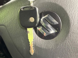 【キーレス】少し離れた場所からでもボタン一つでドアの開錠・施錠ができるのでとっても便利!ドアの鍵穴周りに傷をつけることもありません♪